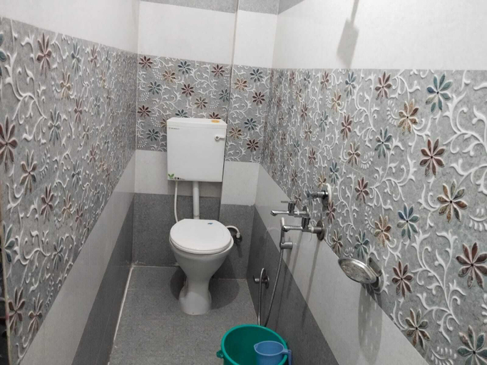 Bathroom 3, Shree KB Guest House, Varanasi