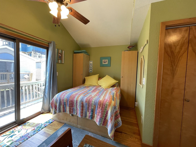 Room 5, 19 Oceans Door West Studio Bedroom Condo by RedAwning, Dare