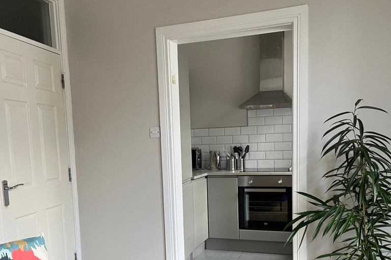 Private kitchen 2, 3-Bed Central Apartment - Sleeps 5 & Pets Ok, Belfast