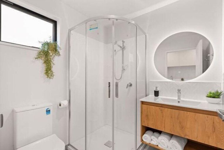 Bathroom, Starlet 11, Mackenzie