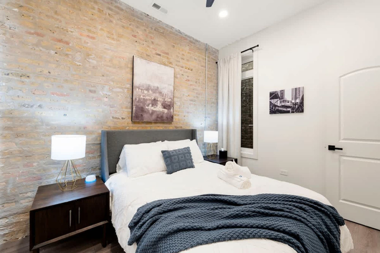 Room 4, Luxury 2BR Condo in Wicker Park, Cook