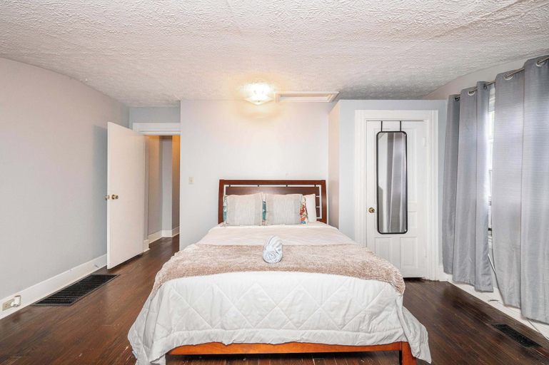 Room 5, Queen City Suites 2 For 4, Hamilton