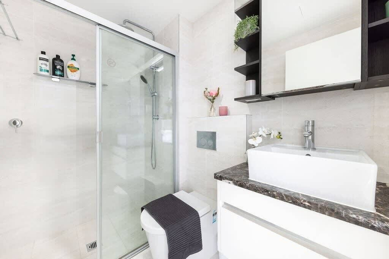 Bathroom, Comfy & Cozy Beach Studio 5min Walk to Bondi Beach, Sydney