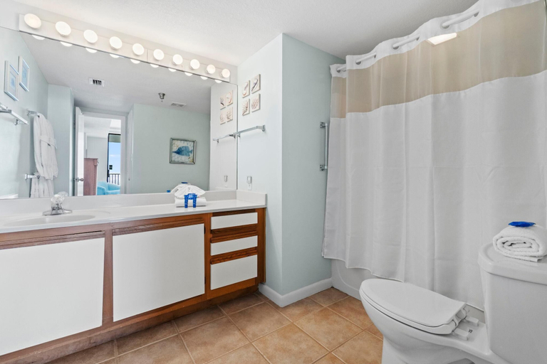 Bathroom 4, Romar Place 903, Baldwin