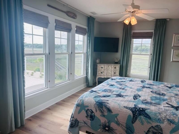 Room 5, No Egrets 3 Bedroom Condo by RedAwning, Brunswick