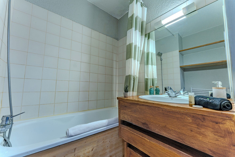 Bathroom 3, The Joker, Savoie