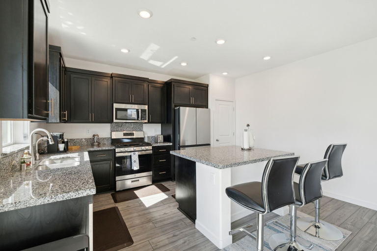 Private kitchen 4, Spacious 3br Home With Charming Backyard 3 Bedroom Home, Sacramento