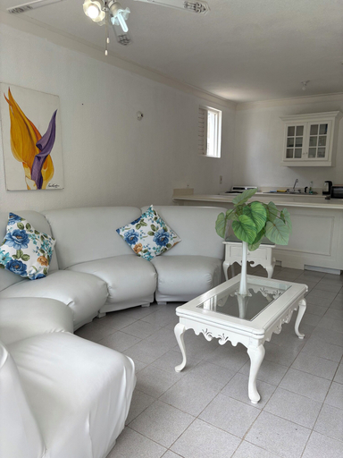 Living area 2, Runaway Bay Caldo Tours