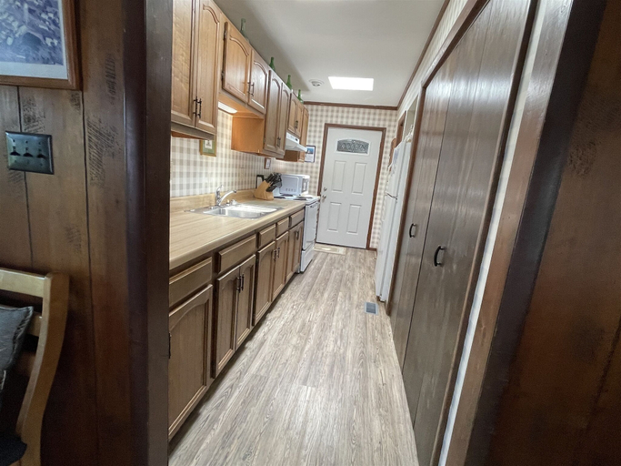 Private kitchen 5, Will's Hideaway 3 Bedroom Cottage by RedAwning, Dare