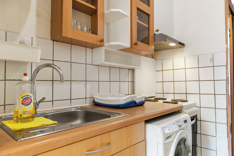 Private kitchen 5, Affordable 2BR Apt Near Danube, Wien