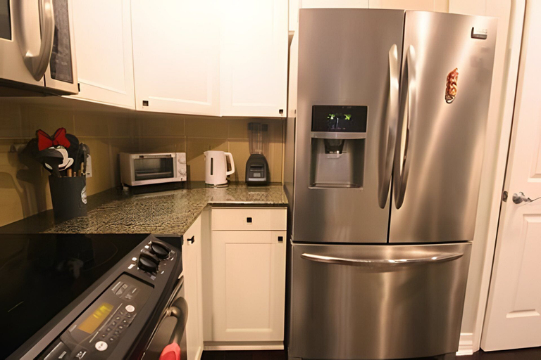 Private kitchen 3, Modern 3BD Retreat 10 Guests Near Disney, Osceola