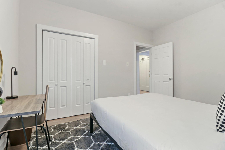 Room 3, Spacious 2BR Near Dining - Touhy 1S, Cook