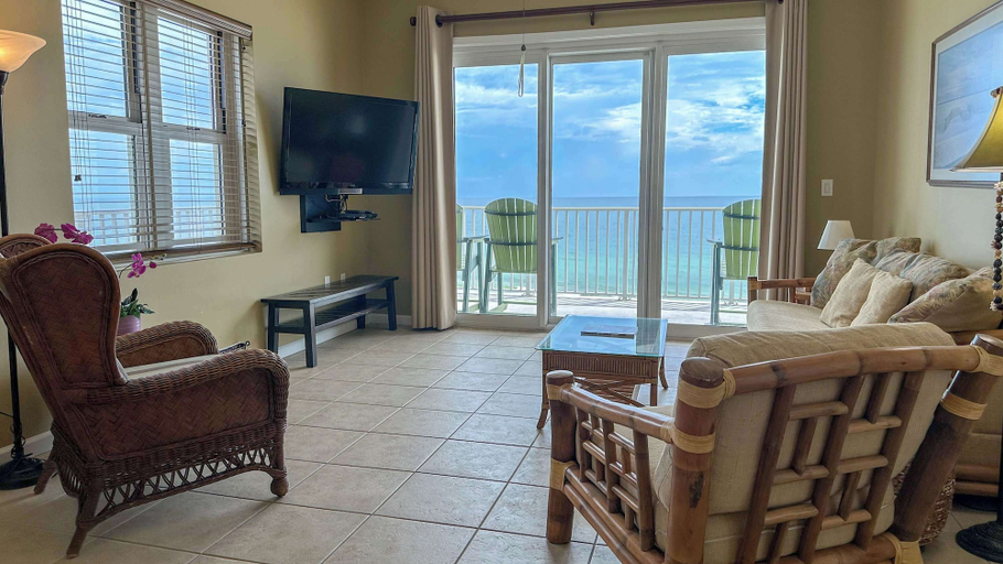 Living area 2, Spacious 3-bedroom Beachfront Condo Pool, Large Balcony, Escambia