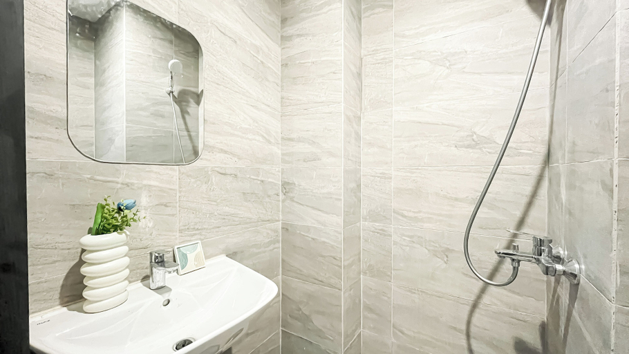 Bathroom 2, Cozy Nordic Style Apartment At Collins Boulevard, Tangerang