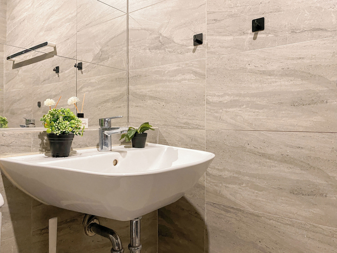 Bathroom 4, Cozy And Functional 1Br At Apartment Collins Boulevard, Tangerang