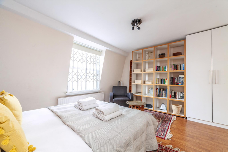 Bedroom 3, Stylish and Sleek Kensington Apartment, London