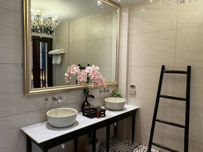 Bathroom 5, Narinthra Heritage, Muang Chiang Mai