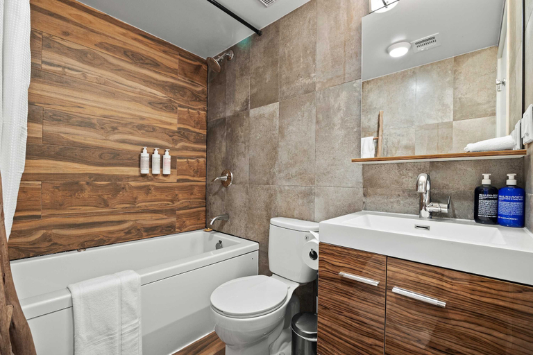 Room 2, Dekalb by Rove Travel Duplex Loft w Terrace, New York