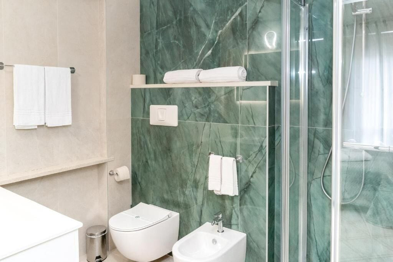 Bathroom 5, La Maison du Port, Verona