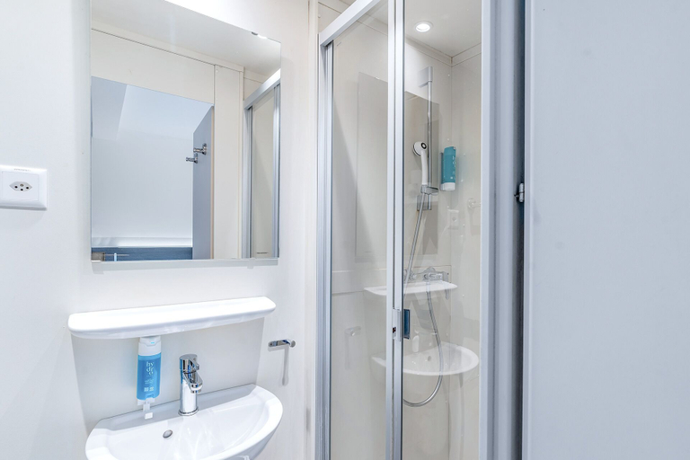 Bathroom 4, Delta City Hotels - Self check, Zürich