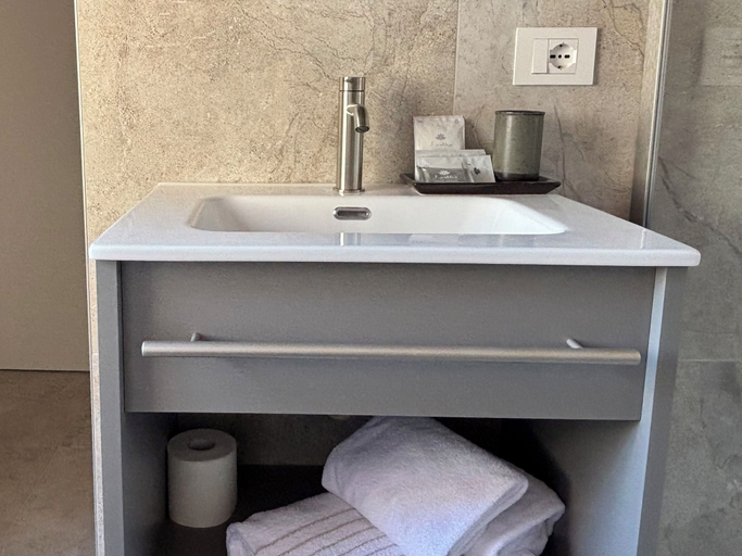 Bathroom 5, Casanova Hideaway, Venezia