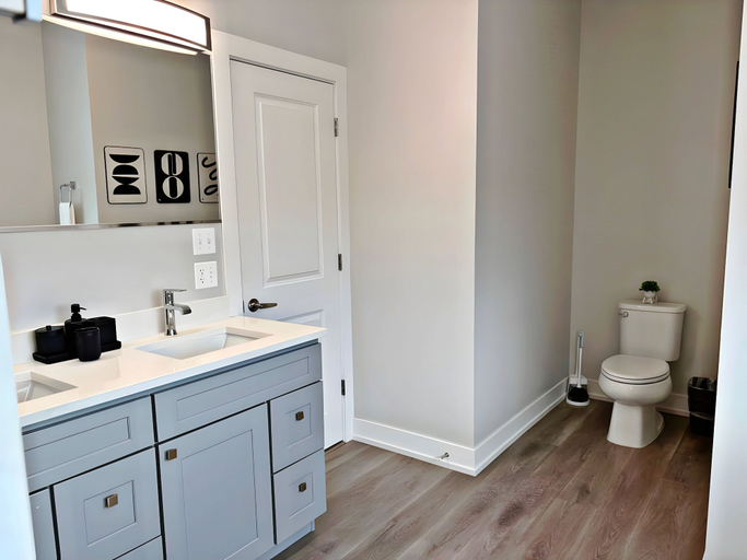 Bathroom 2, Modern 4BR with Parking - WV rep 4, Dupage