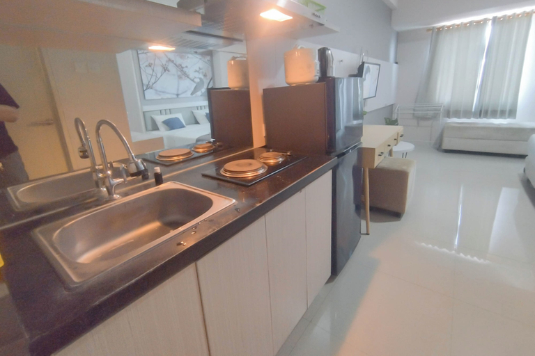 Interior 2, Spacious And Modern Studio At Tanglin Supermall Mansion Apartment, Surabaya