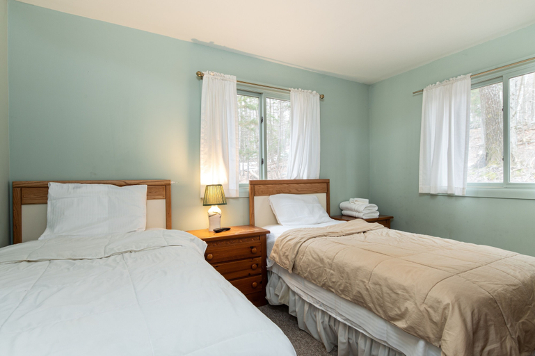 Room 2, Bear Hill Cabin 4 Bedroom Cabin, Windsor