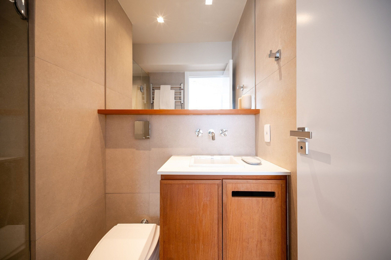 Bathroom 2, Leblon | Recém reformado, 3 quartos, a 4min da Praia - por Casapē Rio, Rio de Janeiro