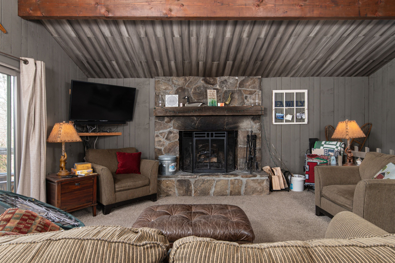 Living area 3, Bear Hill Cabin 4 Bedroom Cabin, Windsor