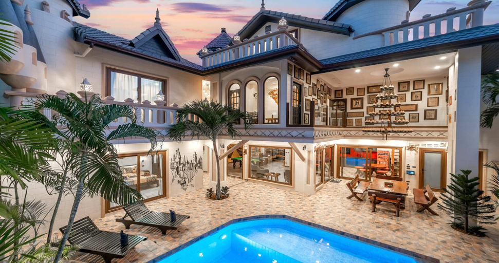 Exterior & Views