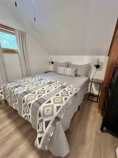 Room 5, Dockside Retreat Limit 14 5 Bedroom Home, Cumberland