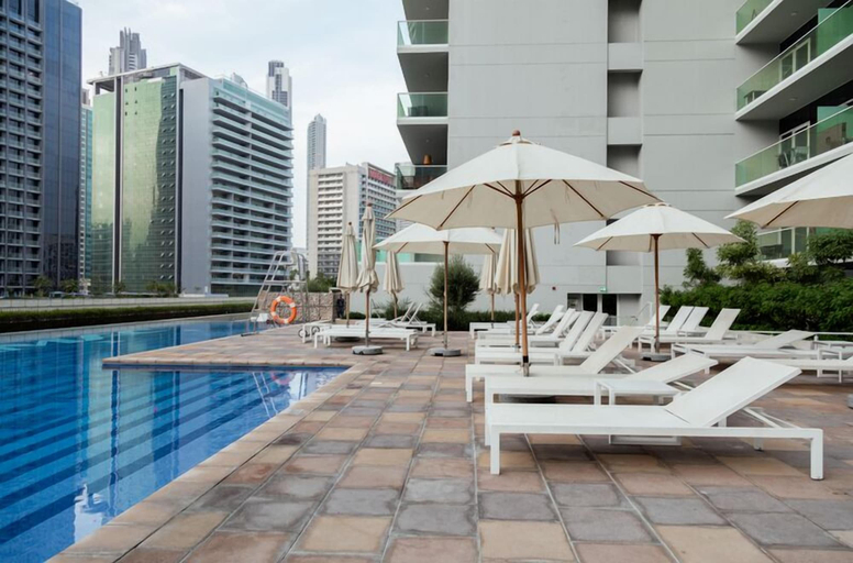 Outdoor pool 2, Luxurious 1BR - Pool & Gym Access, Dubai