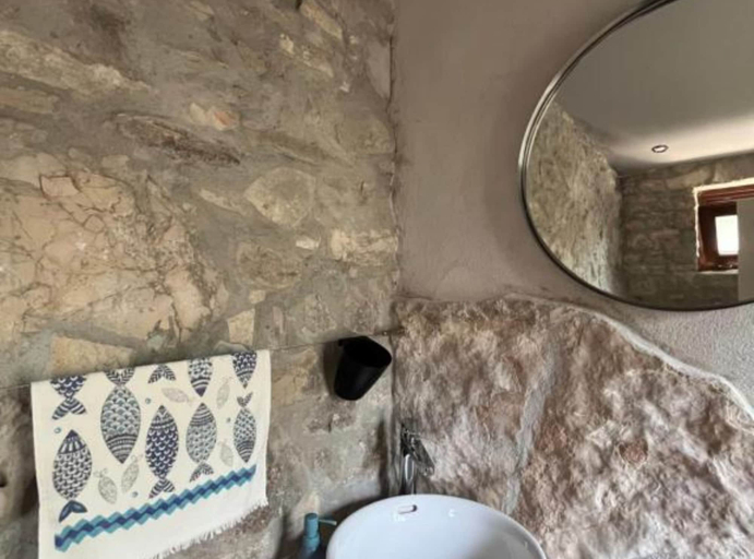 Bathroom 3, Romantic Stone House and Yard Near Stunning Beach, Marina