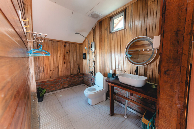 Bathroom, Larapan Water Village Semporna