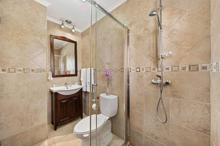 Bathroom 4, Diamante 15