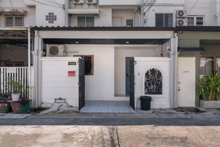Exterior 4, Spacious Family Haven Chatuchak Market - 5BR House, Chatuchak