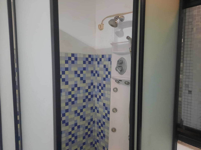 Bathroom, Capital O Cipanas Residence (Villa Agape), Bogor