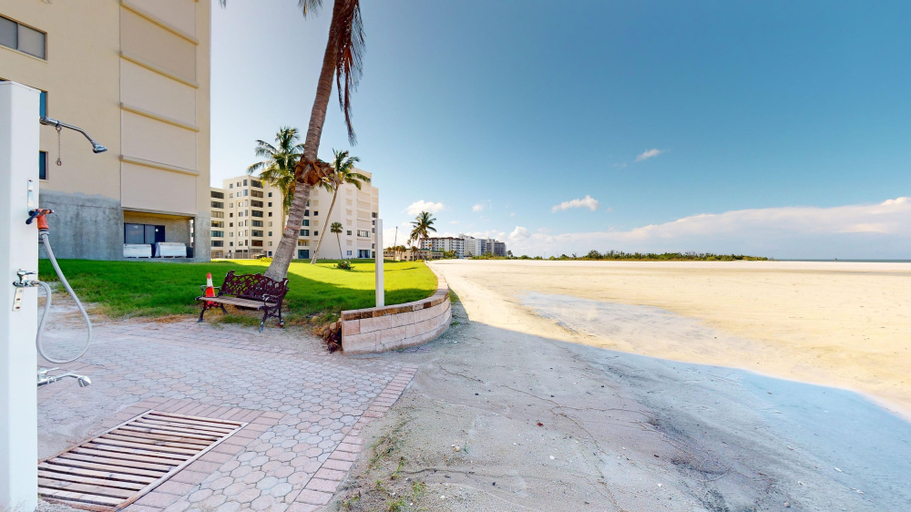 Beach 3, Sandarac 502b: Beachfront 3br Condo W/ Pool & Views 3 Bedroom Condo, Lee