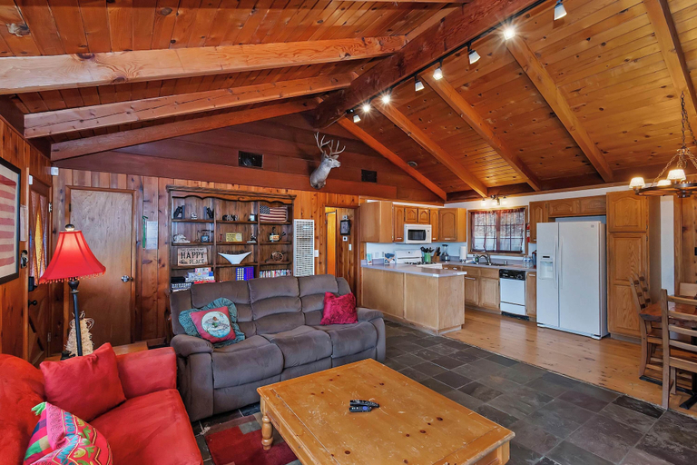 Living area 3, Emerald Arrowhead Haus - For 6, San Bernardino