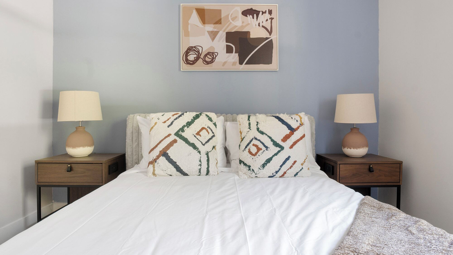 Room 3, Landing Apartments - Oakwood, Hall