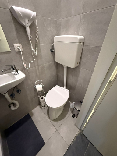 Bathroom 3, Modern 2BR Apt Steps from Westbahnhof, Wien