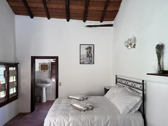Bedroom 5, Casale Rustico con Piscina Privata e Ampio Parco, Lucca