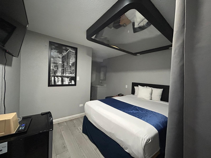 Bedroom 3, Rainbow Motel, Cook