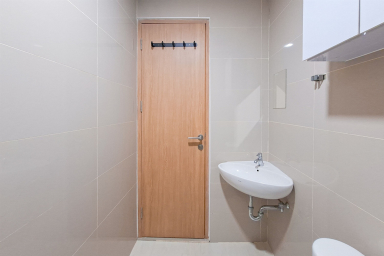 Bathroom 2, Comfy And Functional Studio At Apartment B Residence, South Tangerang