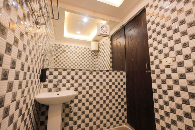 Bathroom 4, Hotel Mango Tree, Vrindavan, Mathura