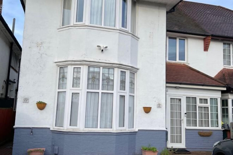 Exterior 2, Lovely 1 Bedroom Apartment with Free Parking, London