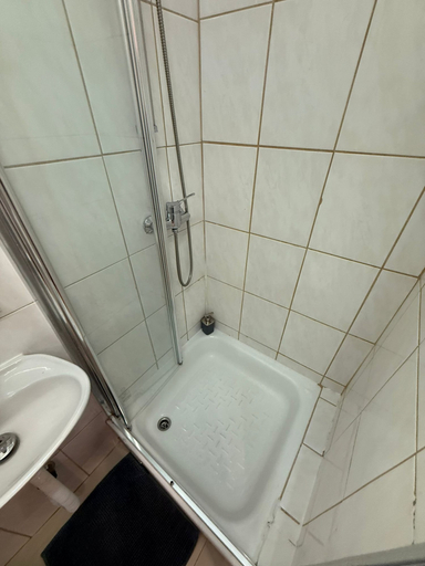 Bathroom 4, Budget 1BR Apt Close to Westbahnhof, Wien