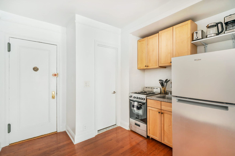 Room 2, 444-3d Brand New XL Studio Hell s Kitchen Elevator, New York