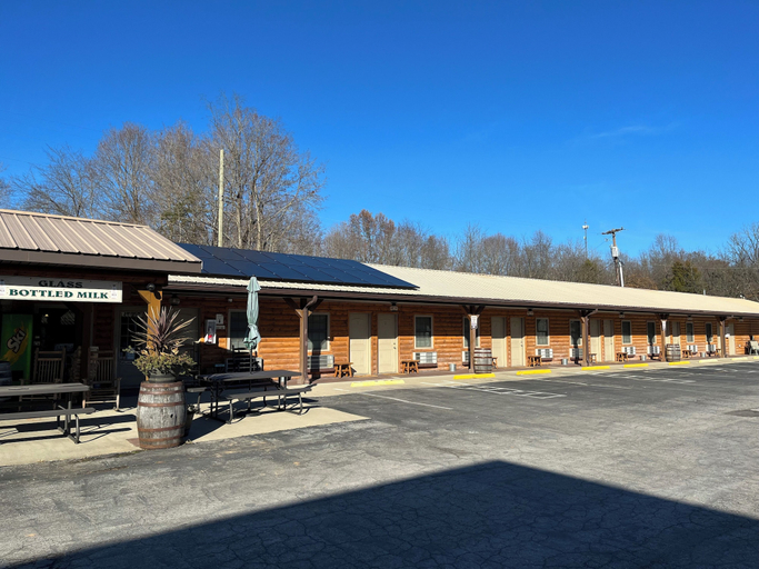 Exterior 2, Lincoln Lodge, Larue